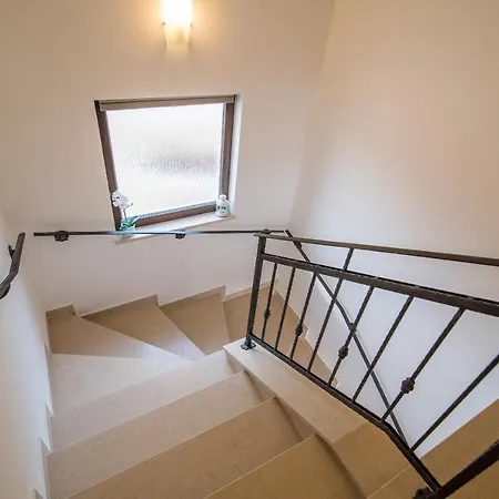 Laura * Pinezici (Krk)