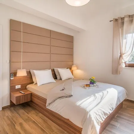 Laura * Pinezici (Krk)