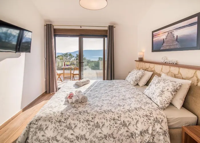 Laura Villa Pinezići