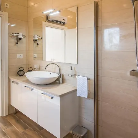 Willa Laura Pinezići