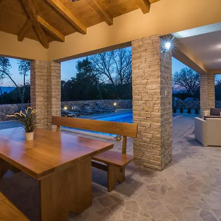 Willa Laura Pinezići