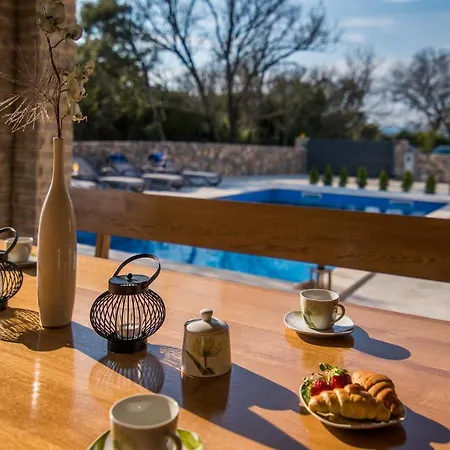 Laura Willa Pinezići